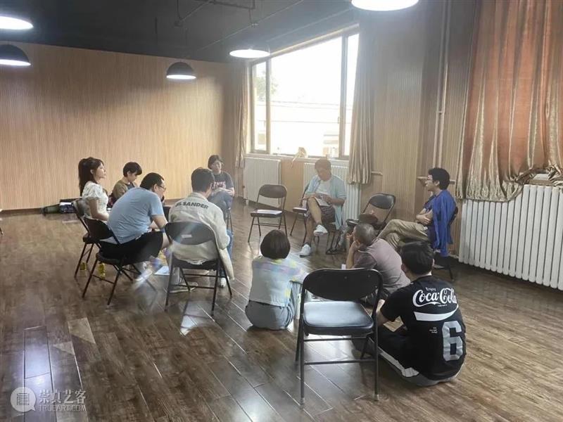 你到底是一个什么样的人?| 黄盈工作室作品《情不自禁》(文末福利) 幕间戏剧 什么样 情不自禁 黄盈工作室 福利 作品 信息 朋友圈 真心 网络 时代 崇真艺客
