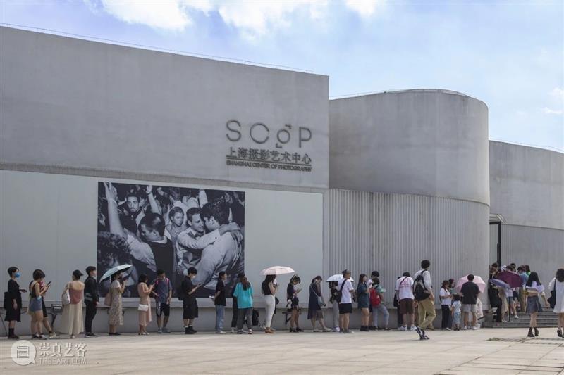 SCôP Exhibition | 我们和观众聊了聊他们眼中的 Alec Soth 与展览  上海摄影艺术中心 Soth 观众 眼中 索斯 中国 个展 埃里克 SCoP 以来 展厅 崇真艺客