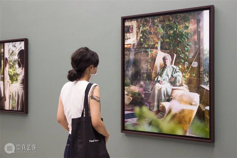 SCôP Exhibition | 我们和观众聊了聊他们眼中的 Alec Soth 与展览 上海摄影艺术中心 Soth 观众 眼中 索斯 中国 个展 埃里克 SCoP 以来 展厅 崇真艺客