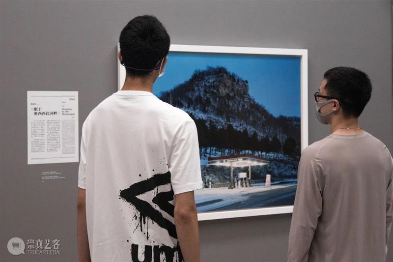 SCôP Exhibition | 我们和观众聊了聊他们眼中的 Alec Soth 与展览 上海摄影艺术中心 Soth 观众 眼中 索斯 中国 个展 埃里克 SCoP 以来 展厅 崇真艺客