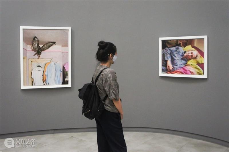 SCôP Exhibition | 我们和观众聊了聊他们眼中的 Alec Soth 与展览  上海摄影艺术中心 Soth 观众 眼中 索斯 中国 个展 埃里克 SCoP 以来 展厅 崇真艺客