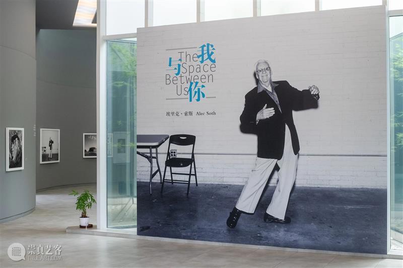 SCôP Exhibition | 我们和观众聊了聊他们眼中的 Alec Soth 与展览  上海摄影艺术中心 Soth 观众 眼中 索斯 中国 个展 埃里克 SCoP 以来 展厅 崇真艺客