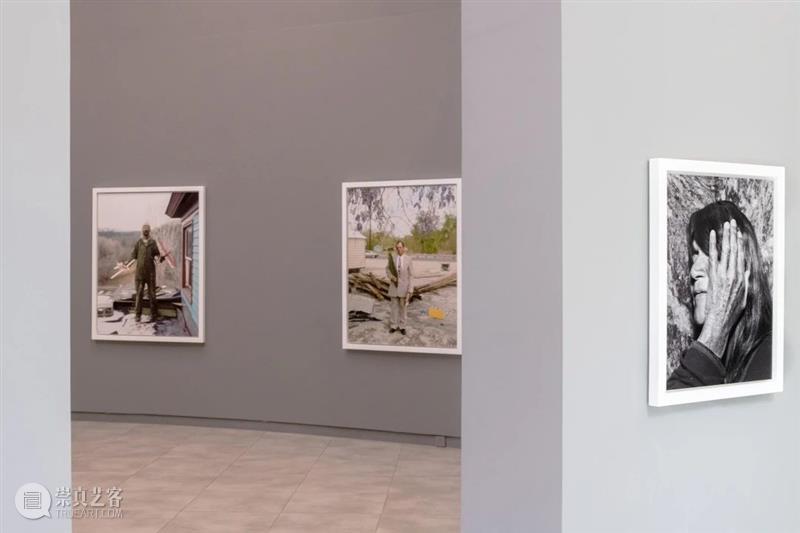 SCôP Exhibition | 我们和观众聊了聊他们眼中的 Alec Soth 与展览  上海摄影艺术中心 Soth 观众 眼中 索斯 中国 个展 埃里克 SCoP 以来 展厅 崇真艺客