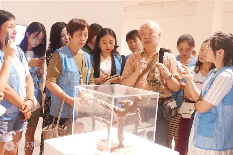 馆长导览日 解读艺术之美 馆长 导览日 艺术 馆藏 内容 面前 展品 学问 美术馆 事情 崇真艺客