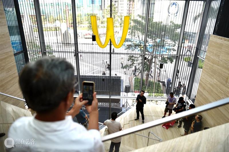冯峰，寄生于城市之上的《W喷泉》| “愿你生活甜如蜜” 冯峰 生活 于城市 之上 W喷泉 中国 艺术 中坚 力量 南方 崇真艺客