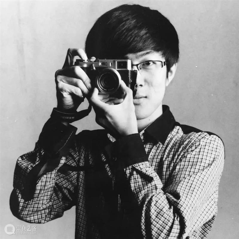 读档｜邹京耀：集中展示诙谐荒诞的打卡表演 博文精选 Xiaohui 邹京耀 作品 名称 二维码 时间 艺术家 青年 摄影师 本科 硕士 崇真艺客