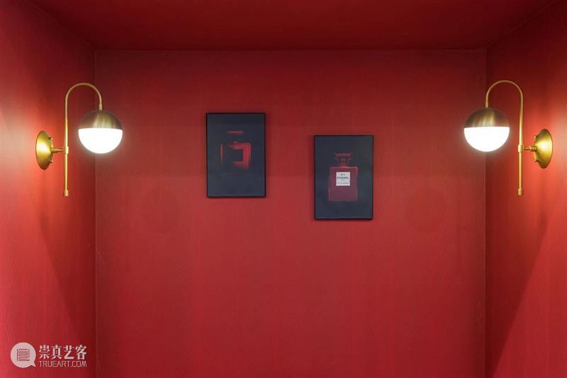 读档｜邹京耀：集中展示诙谐荒诞的打卡表演 博文精选 Xiaohui 邹京耀 作品 名称 二维码 时间 艺术家 青年 摄影师 本科 硕士 崇真艺客