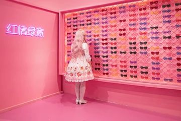 读档｜邹京耀：集中展示诙谐荒诞的打卡表演 博文精选 Xiaohui 邹京耀 作品 名称 二维码 时间 艺术家 青年 摄影师 本科 硕士 崇真艺客