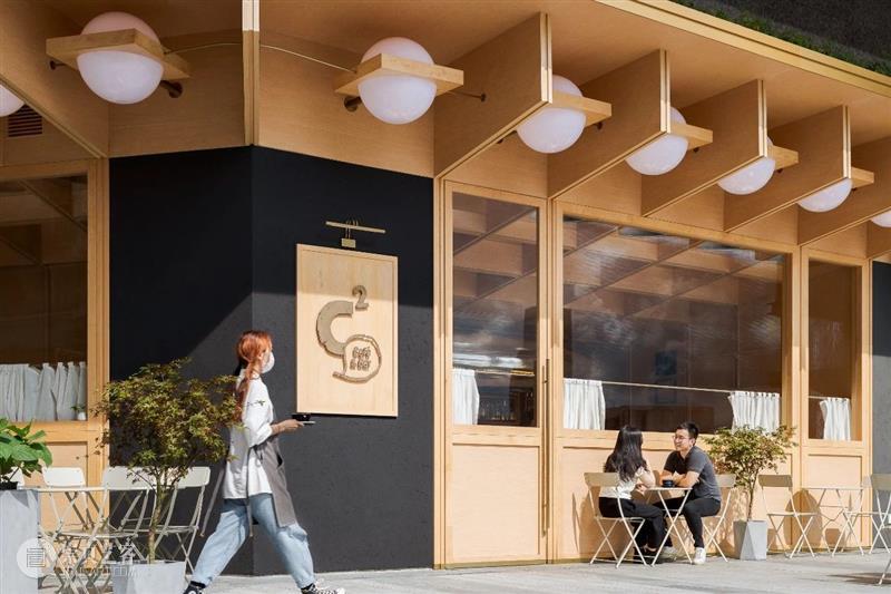 城市‘小木屋’，浮廊·C² Cafe & Bar / 万社设计 城市 小木屋 邵峰 廊桥 平台 业主 包袱 空间 年轻人 空中楼阁 崇真艺客