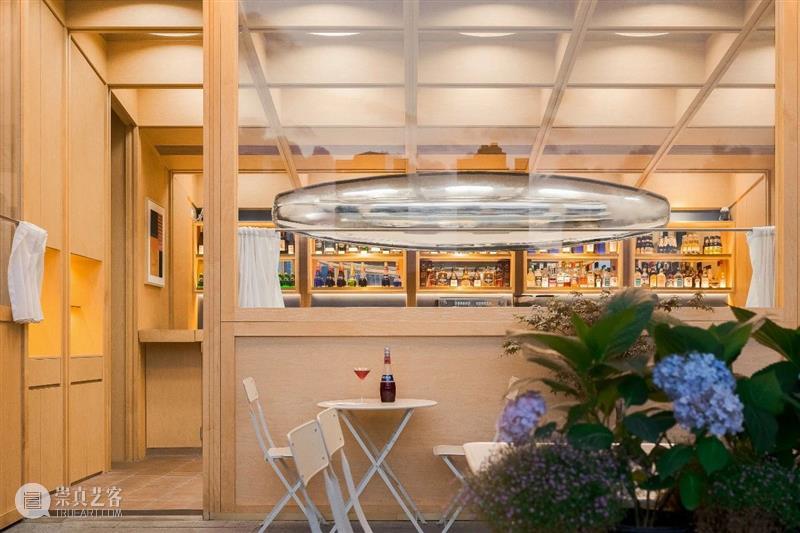 城市‘小木屋’，浮廊·C² Cafe & Bar / 万社设计 城市 小木屋 邵峰 廊桥 平台 业主 包袱 空间 年轻人 空中楼阁 崇真艺客