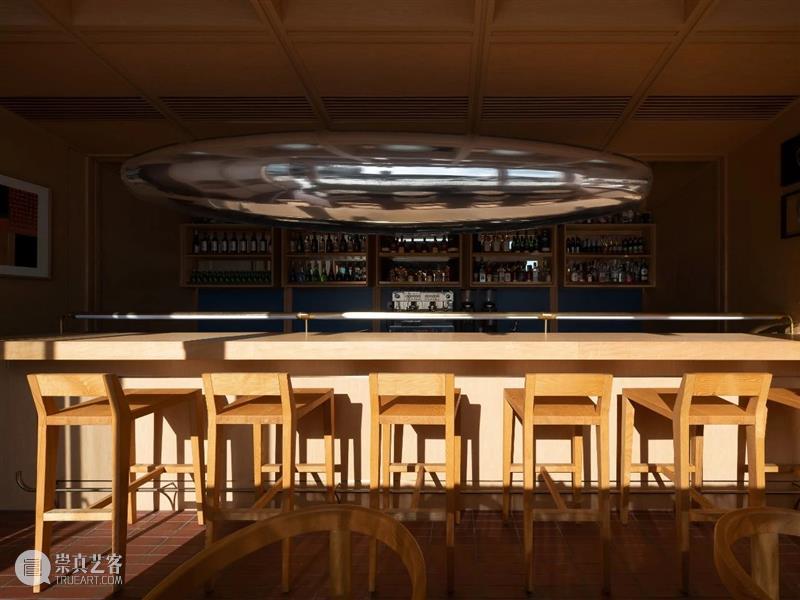 城市‘小木屋’，浮廊·C² Cafe & Bar / 万社设计 城市 小木屋 邵峰 廊桥 平台 业主 包袱 空间 年轻人 空中楼阁 崇真艺客