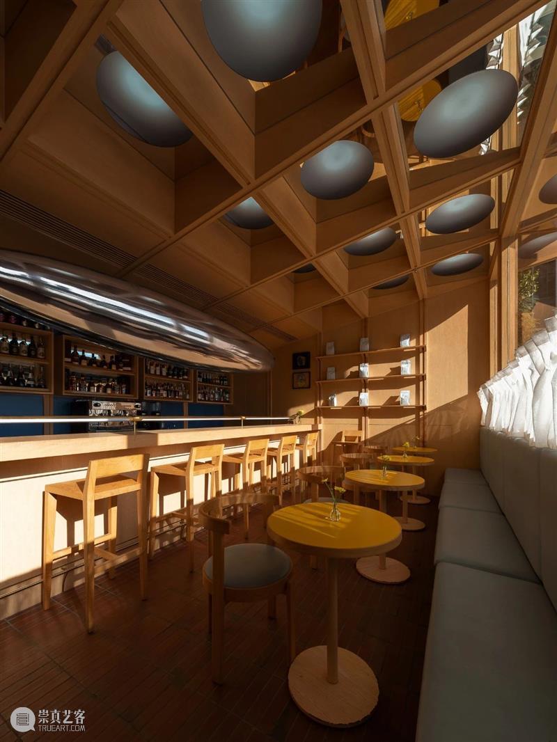 城市‘小木屋’，浮廊·C² Cafe & Bar / 万社设计 城市 小木屋 邵峰 廊桥 平台 业主 包袱 空间 年轻人 空中楼阁 崇真艺客