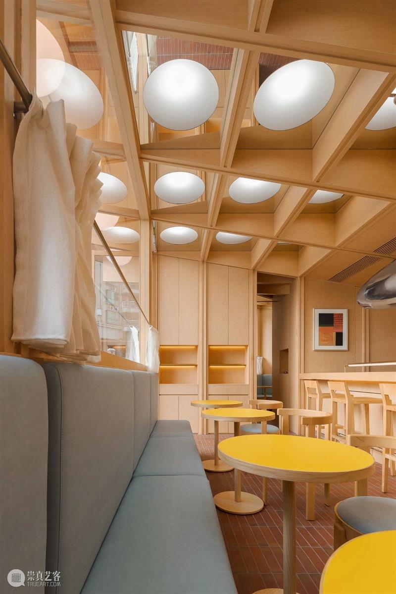 城市‘小木屋’，浮廊·C² Cafe & Bar / 万社设计 城市 小木屋 邵峰 廊桥 平台 业主 包袱 空间 年轻人 空中楼阁 崇真艺客