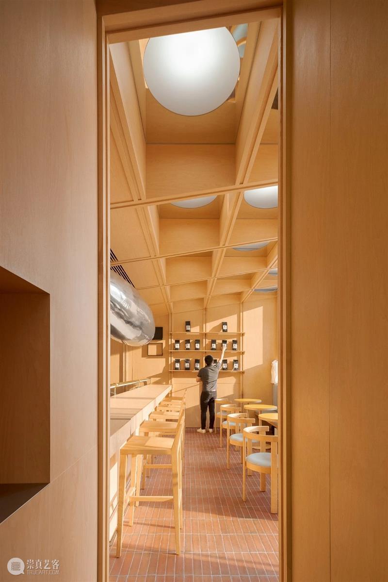 城市‘小木屋’，浮廊·C² Cafe & Bar / 万社设计 城市 小木屋 邵峰 廊桥 平台 业主 包袱 空间 年轻人 空中楼阁 崇真艺客