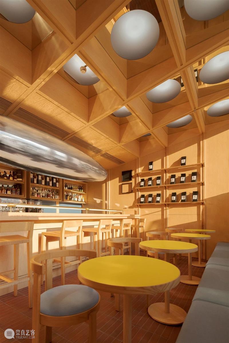 城市‘小木屋’，浮廊·C² Cafe & Bar / 万社设计 城市 小木屋 邵峰 廊桥 平台 业主 包袱 空间 年轻人 空中楼阁 崇真艺客