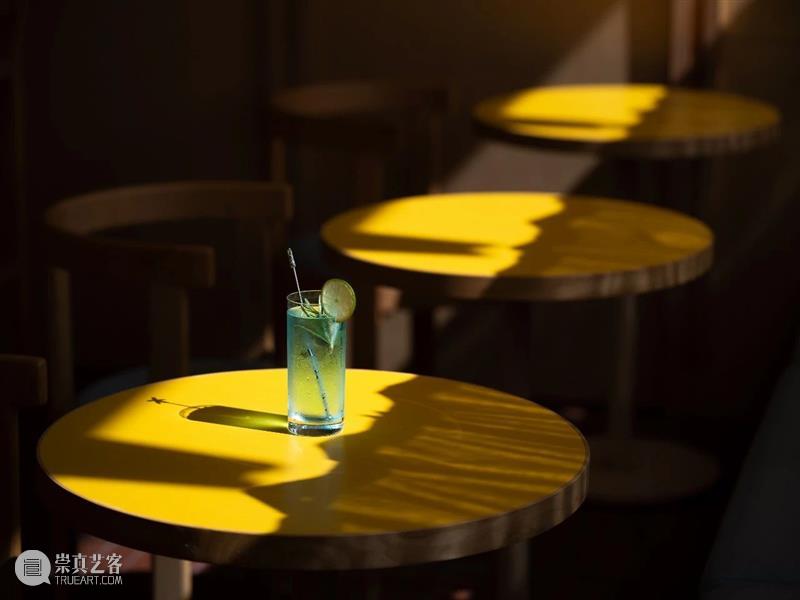 城市‘小木屋’，浮廊·C² Cafe & Bar / 万社设计 城市 小木屋 邵峰 廊桥 平台 业主 包袱 空间 年轻人 空中楼阁 崇真艺客