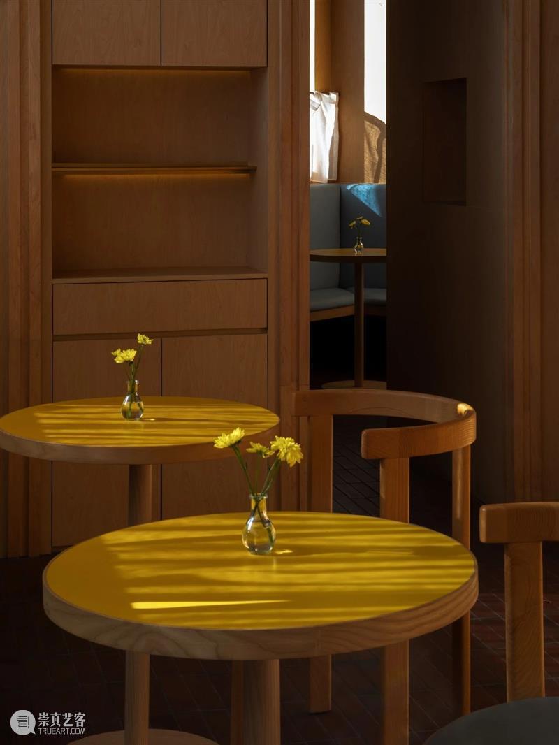 城市‘小木屋’，浮廊·C² Cafe & Bar / 万社设计 城市 小木屋 邵峰 廊桥 平台 业主 包袱 空间 年轻人 空中楼阁 崇真艺客