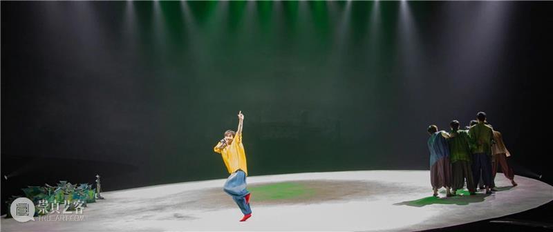 《骑兵》《石榴花开》《红旗》《努力餐》《朱自清》——五部“荷花奖”作品精彩剧照赏析 荷花奖 作品 骑兵 朱自清 石榴花开 红旗 努力餐 剧照 上方 中国舞台美术学会 崇真艺客
