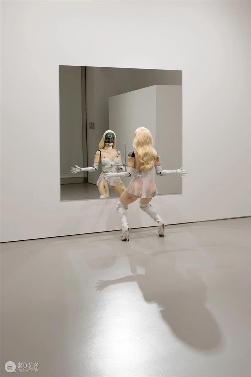 今日生日 | 乔丹·沃尔夫森(Jordan Wolfson) 乔丹 沃尔夫森 Jordan Wolfson 生日 卓纳 画廊 作品 彩绘雕塑 伦敦 崇真艺客