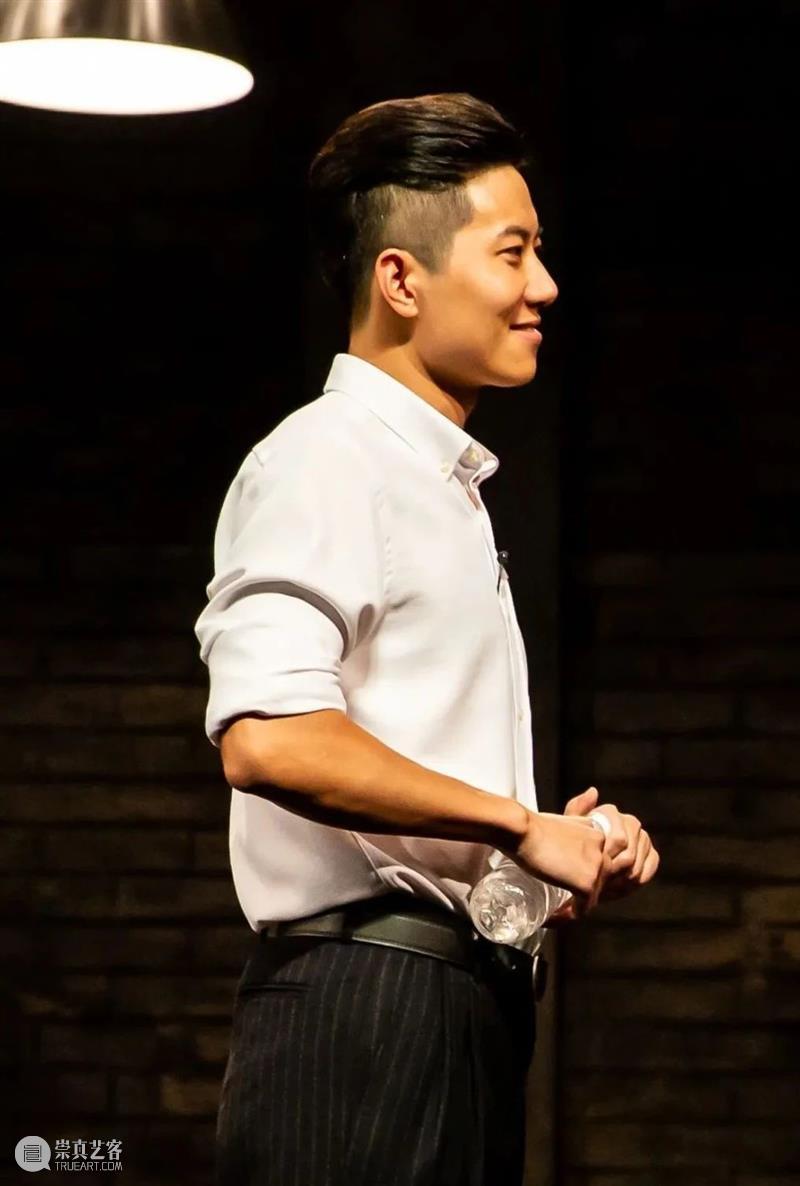 《12個人》·十周年 | 正式拉开全国巡演序幕,邀你加入这场严肃的讨论 12個人 序幕 全国 密室 椅子 极简 舞台 西装 男人 一个男孩 崇真艺客