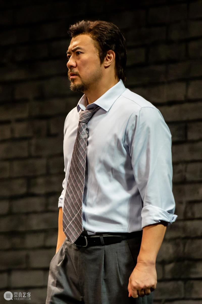 《12個人》·十周年 | 正式拉开全国巡演序幕,邀你加入这场严肃的讨论 12個人 序幕 全国 密室 椅子 极简 舞台 西装 男人 一个男孩 崇真艺客