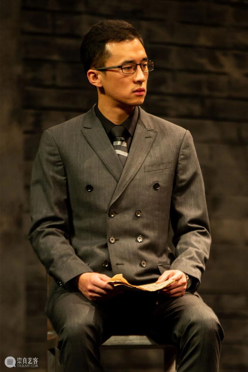 《12個人》·十周年 | 正式拉开全国巡演序幕,邀你加入这场严肃的讨论 12個人 序幕 全国 密室 椅子 极简 舞台 西装 男人 一个男孩 崇真艺客