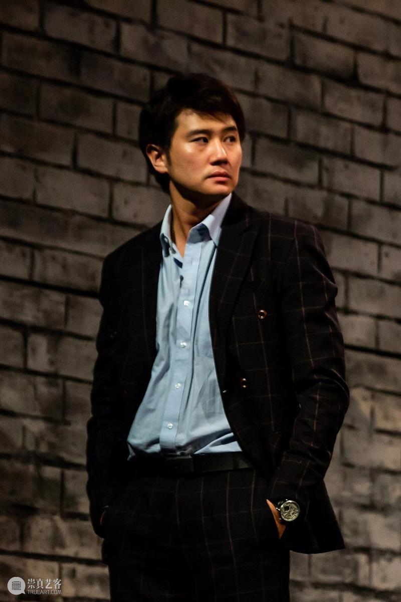 《12個人》·十周年 | 正式拉开全国巡演序幕,邀你加入这场严肃的讨论 12個人 序幕 全国 密室 椅子 极简 舞台 西装 男人 一个男孩 崇真艺客