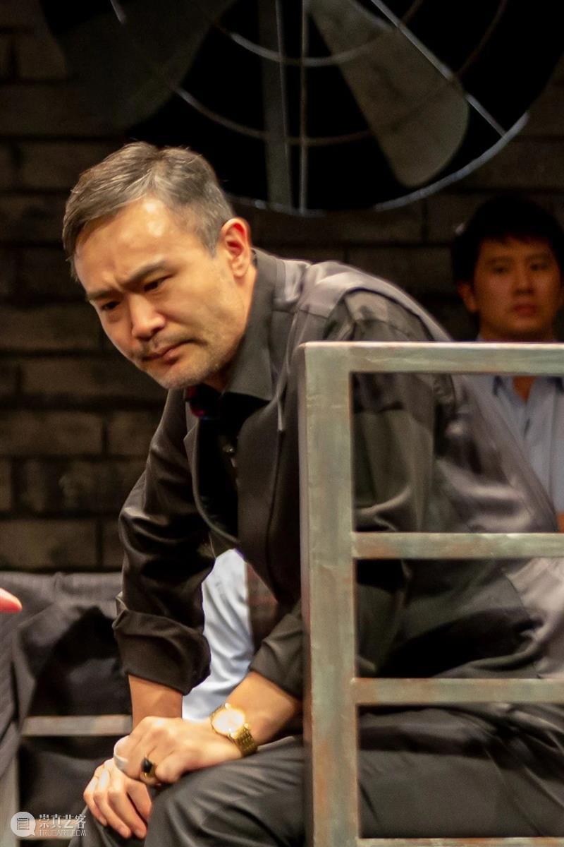 《12個人》·十周年 | 正式拉开全国巡演序幕,邀你加入这场严肃的讨论 12個人 序幕 全国 密室 椅子 极简 舞台 西装 男人 一个男孩 崇真艺客