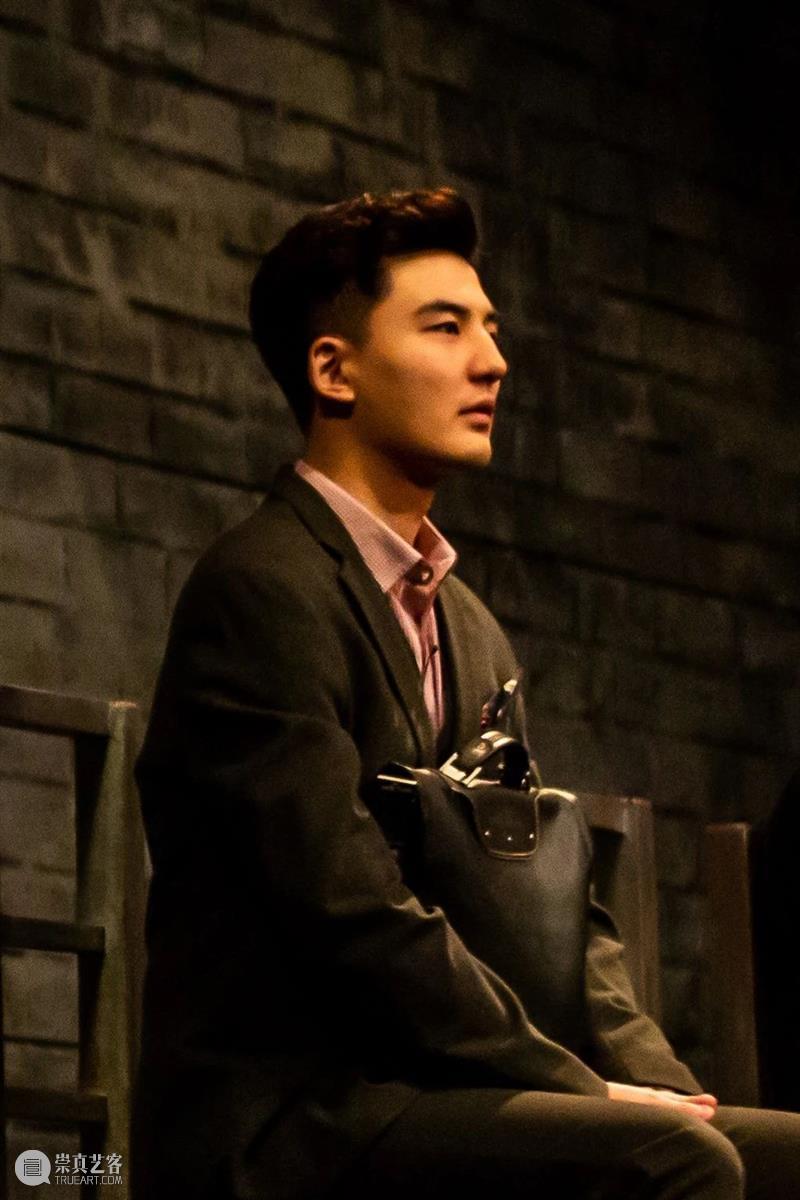 《12個人》·十周年 | 正式拉开全国巡演序幕,邀你加入这场严肃的讨论 12個人 序幕 全国 密室 椅子 极简 舞台 西装 男人 一个男孩 崇真艺客
