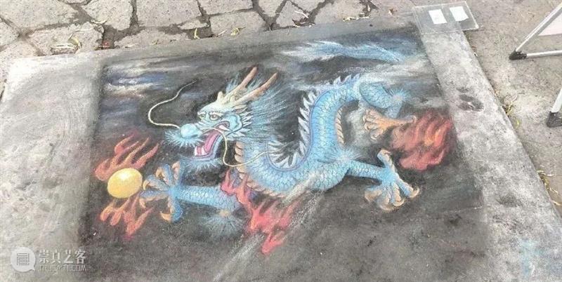 “中国最牛乞丐”，在街头画1000幅《蒙娜丽莎》，这次办了一场“特殊”的粉笔画展，惊艳了路人... 粉笔 中国 乞丐 路人 蒙娜丽莎 街头 画展 长假 期间 山东 崇真艺客