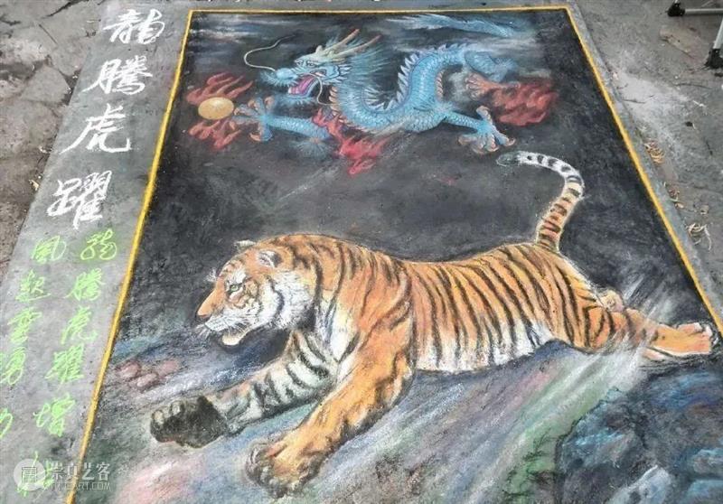 “中国最牛乞丐”，在街头画1000幅《蒙娜丽莎》，这次办了一场“特殊”的粉笔画展，惊艳了路人... 粉笔 中国 乞丐 路人 蒙娜丽莎 街头 画展 长假 期间 山东 崇真艺客