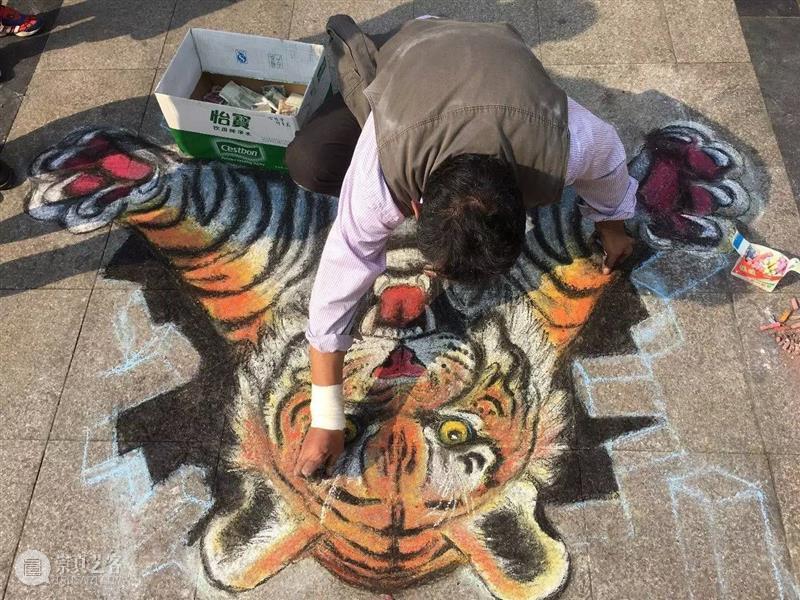“中国最牛乞丐”，在街头画1000幅《蒙娜丽莎》，这次办了一场“特殊”的粉笔画展，惊艳了路人... 粉笔 中国 乞丐 路人 蒙娜丽莎 街头 画展 长假 期间 山东 崇真艺客