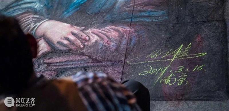 “中国最牛乞丐”，在街头画1000幅《蒙娜丽莎》，这次办了一场“特殊”的粉笔画展，惊艳了路人... 粉笔 中国 乞丐 路人 蒙娜丽莎 街头 画展 长假 期间 山东 崇真艺客