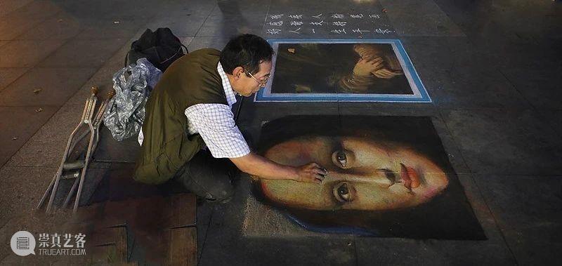 “中国最牛乞丐”，在街头画1000幅《蒙娜丽莎》，这次办了一场“特殊”的粉笔画展，惊艳了路人... 粉笔 中国 乞丐 路人 蒙娜丽莎 街头 画展 长假 期间 山东 崇真艺客