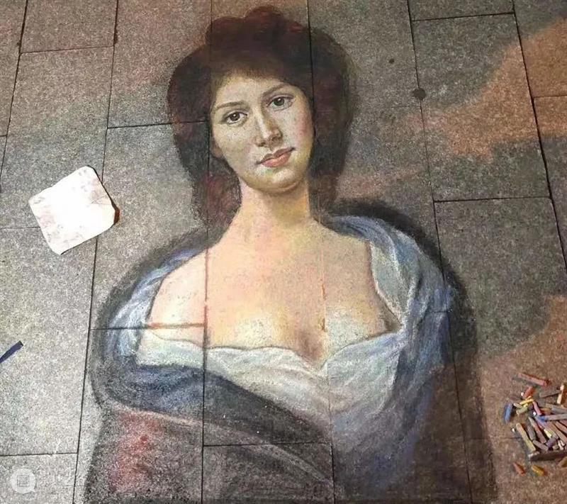 “中国最牛乞丐”，在街头画1000幅《蒙娜丽莎》，这次办了一场“特殊”的粉笔画展，惊艳了路人... 粉笔 中国 乞丐 路人 蒙娜丽莎 街头 画展 长假 期间 山东 崇真艺客