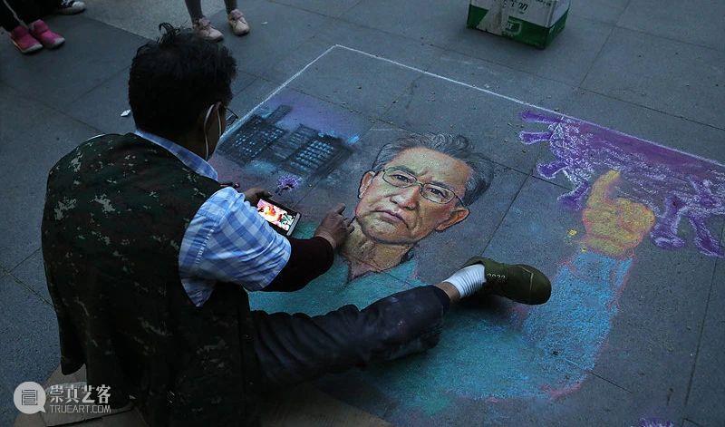 “中国最牛乞丐”，在街头画1000幅《蒙娜丽莎》，这次办了一场“特殊”的粉笔画展，惊艳了路人... 粉笔 中国 乞丐 路人 蒙娜丽莎 街头 画展 长假 期间 山东 崇真艺客
