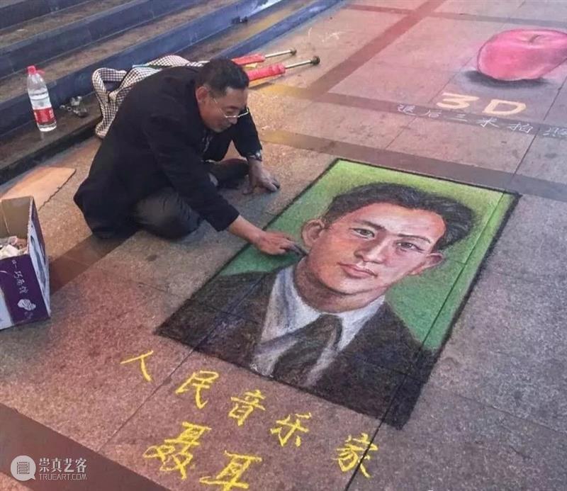 “中国最牛乞丐”，在街头画1000幅《蒙娜丽莎》，这次办了一场“特殊”的粉笔画展，惊艳了路人... 粉笔 中国 乞丐 路人 蒙娜丽莎 街头 画展 长假 期间 山东 崇真艺客