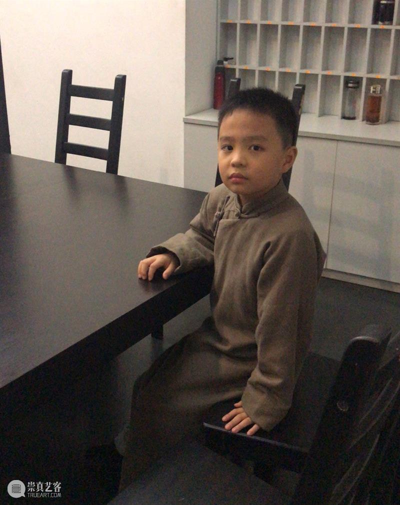 “广童”小领结助阵话剧《四世同堂》,为“京味儿”话剧添上羊城味道 话剧 四世同堂 羊城 京味儿 领结 广童 味道 演员 陶虹 刘金山 崇真艺客