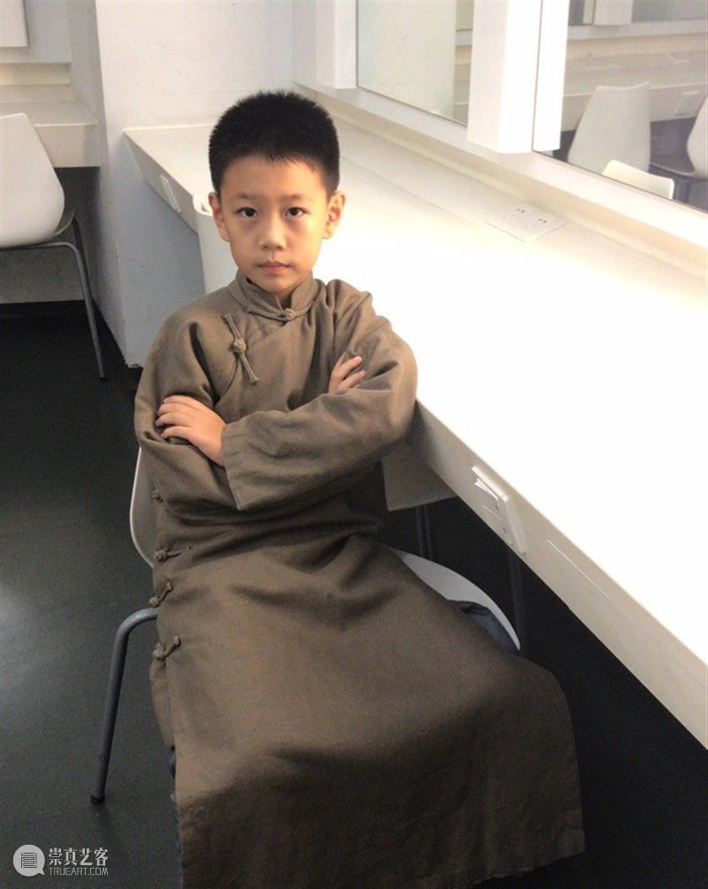 “广童”小领结助阵话剧《四世同堂》,为“京味儿”话剧添上羊城味道 话剧 四世同堂 羊城 京味儿 领结 广童 味道 演员 陶虹 刘金山 崇真艺客