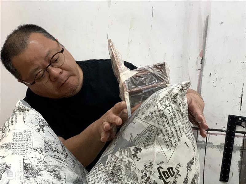 特别项目 |《枕头与椅子》 “积聚与生成——2020上海当代艺术展”参展作品 项目 枕头与椅子 作品 上海 艺术展 Project ANDCHAIR 周小平 当代 艺术家 崇真艺客