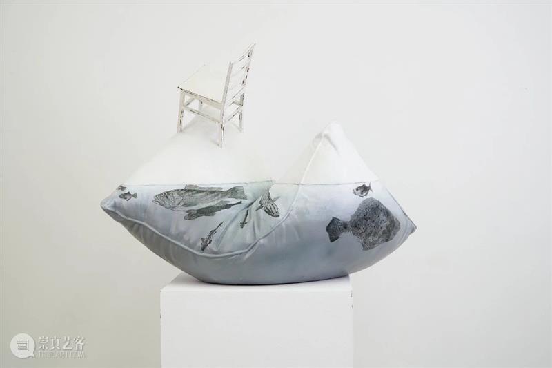特别项目 |《枕头与椅子》 “积聚与生成——2020上海当代艺术展”参展作品 项目 枕头与椅子 作品 上海 艺术展 Project ANDCHAIR 周小平 当代 艺术家 崇真艺客