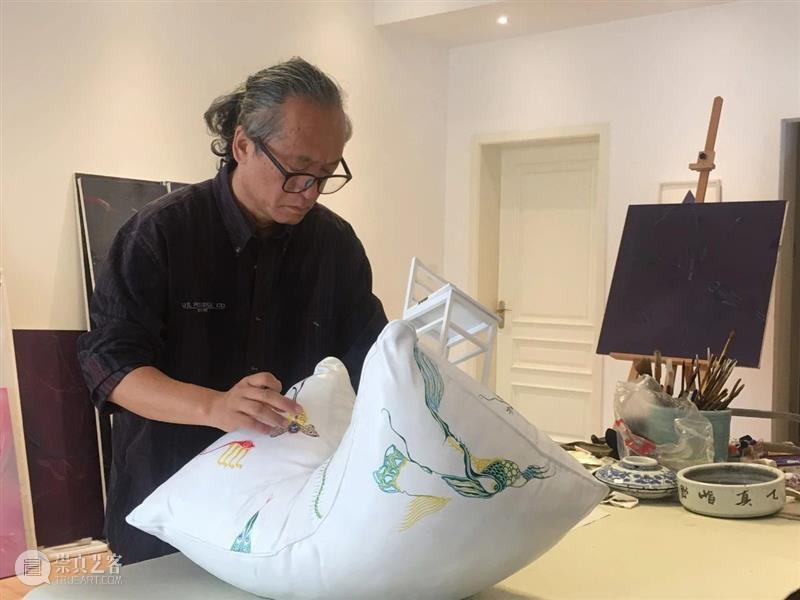 特别项目 |《枕头与椅子》 “积聚与生成——2020上海当代艺术展”参展作品 项目 枕头与椅子 作品 上海 艺术展 Project ANDCHAIR 周小平 当代 艺术家 崇真艺客