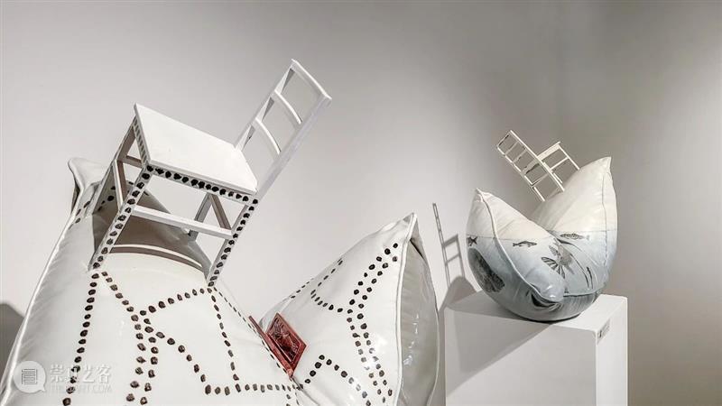 特别项目 |《枕头与椅子》 “积聚与生成——2020上海当代艺术展”参展作品 项目 枕头与椅子 作品 上海 艺术展 Project ANDCHAIR 周小平 当代 艺术家 崇真艺客