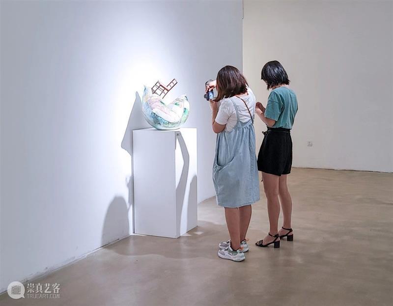特别项目 |《枕头与椅子》 “积聚与生成——2020上海当代艺术展”参展作品 项目 枕头与椅子 作品 上海 艺术展 Project ANDCHAIR 周小平 当代 艺术家 崇真艺客