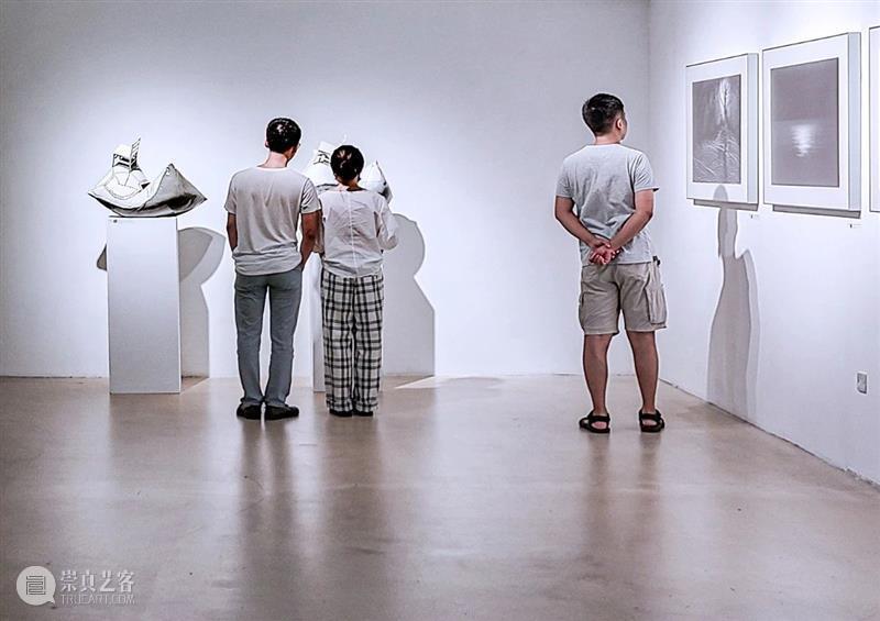 特别项目 |《枕头与椅子》 “积聚与生成——2020上海当代艺术展”参展作品 项目 枕头与椅子 作品 上海 艺术展 Project ANDCHAIR 周小平 当代 艺术家 崇真艺客