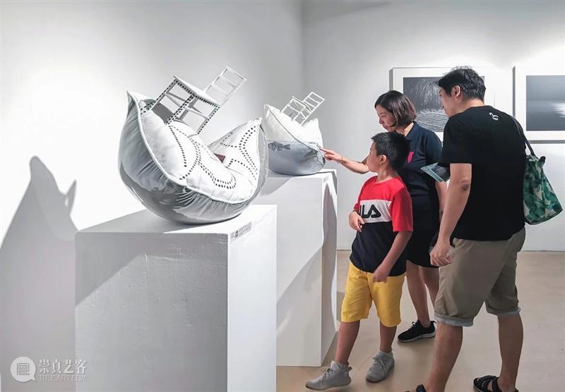 特别项目 |《枕头与椅子》 “积聚与生成——2020上海当代艺术展”参展作品 项目 枕头与椅子 作品 上海 艺术展 Project ANDCHAIR 周小平 当代 艺术家 崇真艺客