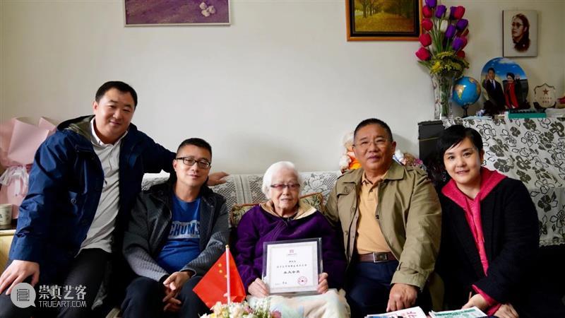饮水思源，礼敬前辈——学会领导拜访慰问领路人 前辈 领导 领路人 上方 中国舞台美术学会 右上 星标 十一 佳节 双节 崇真艺客
