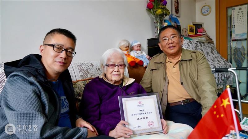 饮水思源，礼敬前辈——学会领导拜访慰问领路人 前辈 领导 领路人 上方 中国舞台美术学会 右上 星标 十一 佳节 双节 崇真艺客