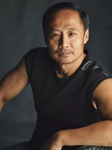 周野芒的“敢”不是冒犯，是只讲真话 周野芒 家客 晚场 演员 浅灰色 衬衫 化妆间 观众 上海话剧艺术中心 门口 崇真艺客