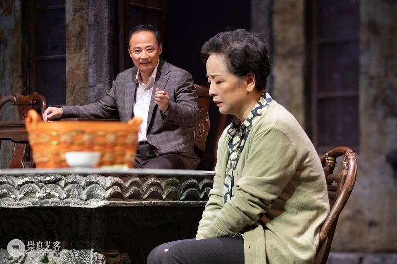 周野芒的“敢”不是冒犯，是只讲真话 周野芒 家客 晚场 演员 浅灰色 衬衫 化妆间 观众 上海话剧艺术中心 门口 崇真艺客